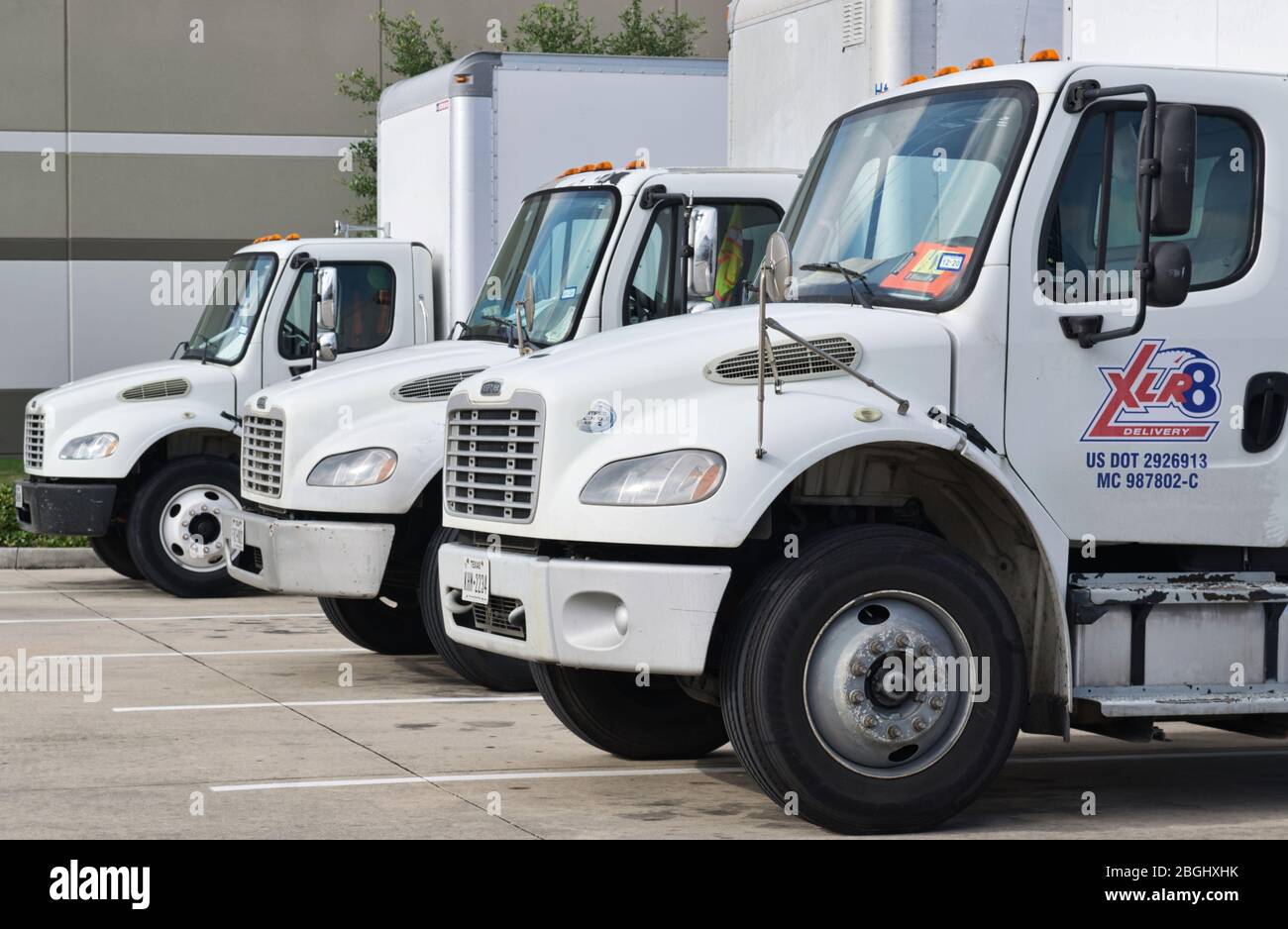 XLR8 Lieferflotte LKW Reihen sich mit Fokus auf Vordergrund. Texas Transport Unternehmen gegründet im Jahr 2017 und im Besitz von Gulf Coast Crating. Stockfoto