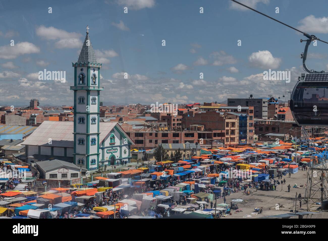 El Alto Straßenmarkt, La Paz, Bolivien, fotografiert von oben Seilbahn Stockfoto