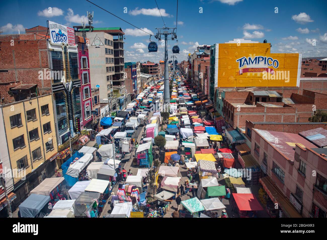El Alto Straßenmarkt, La Paz, Bolivien, fotografiert von oben Seilbahn Stockfoto