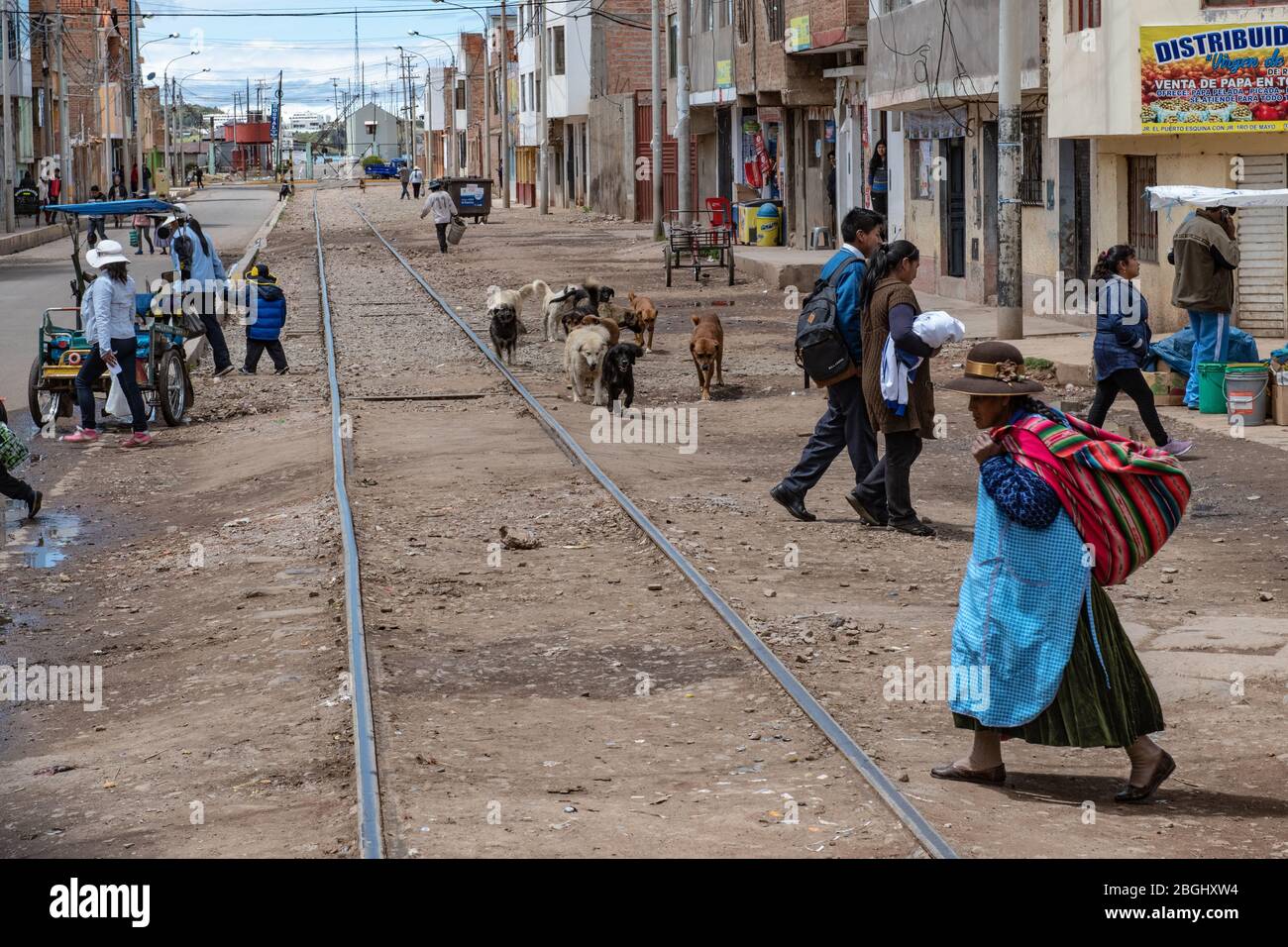Die Einheimischen von Puno, Peru, machen ihre täglichen Geschäfte und überqueren die Bahngleise Stockfoto