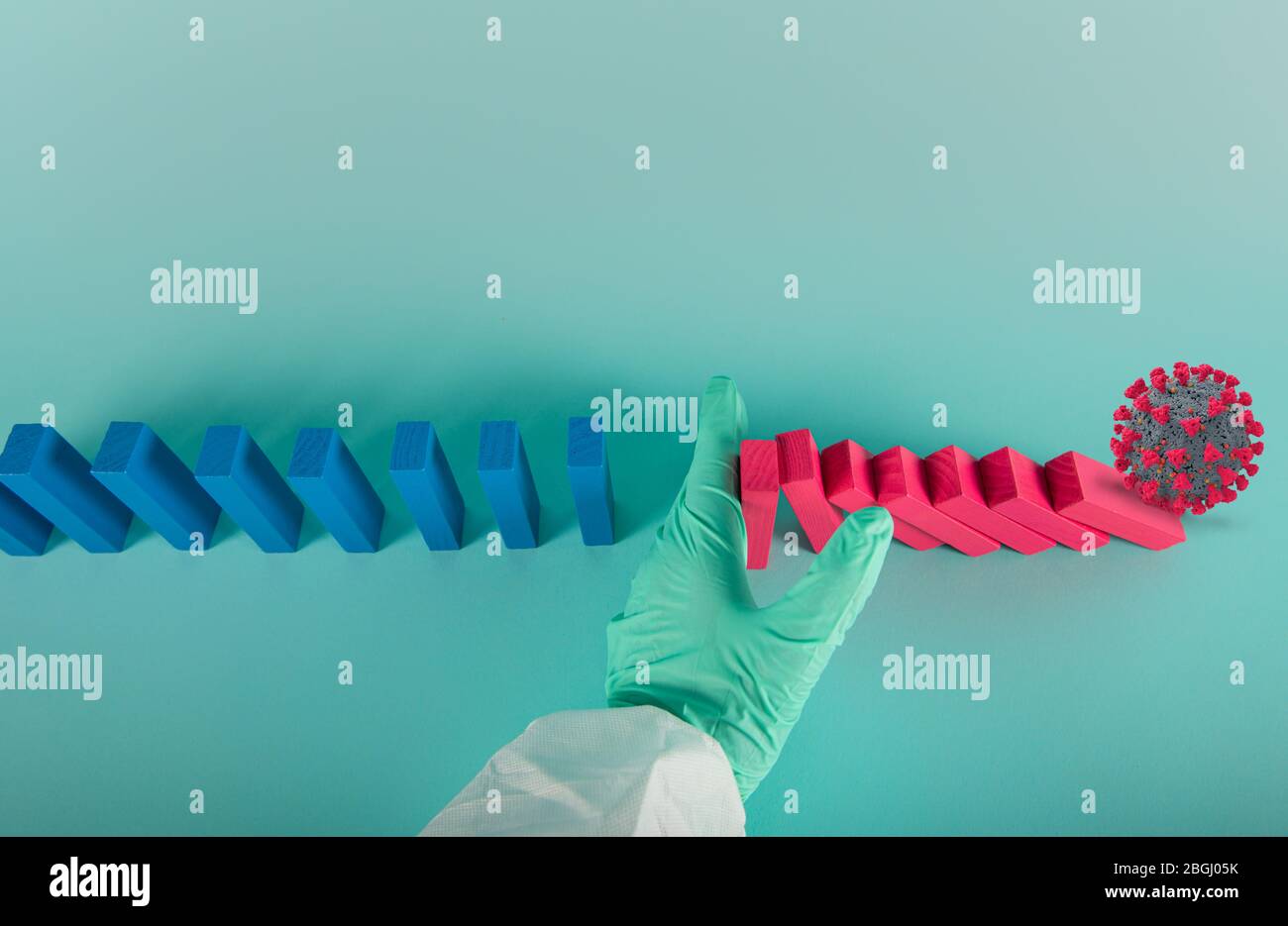 Konzept der covid19 Coronavirus Pandemie mit fallenden Kette wie ein Domino-Spiel. Ansteckung und Infektionsverlauf wurden durch eine Hand eines Arztes gestoppt. Zyan Stockfoto