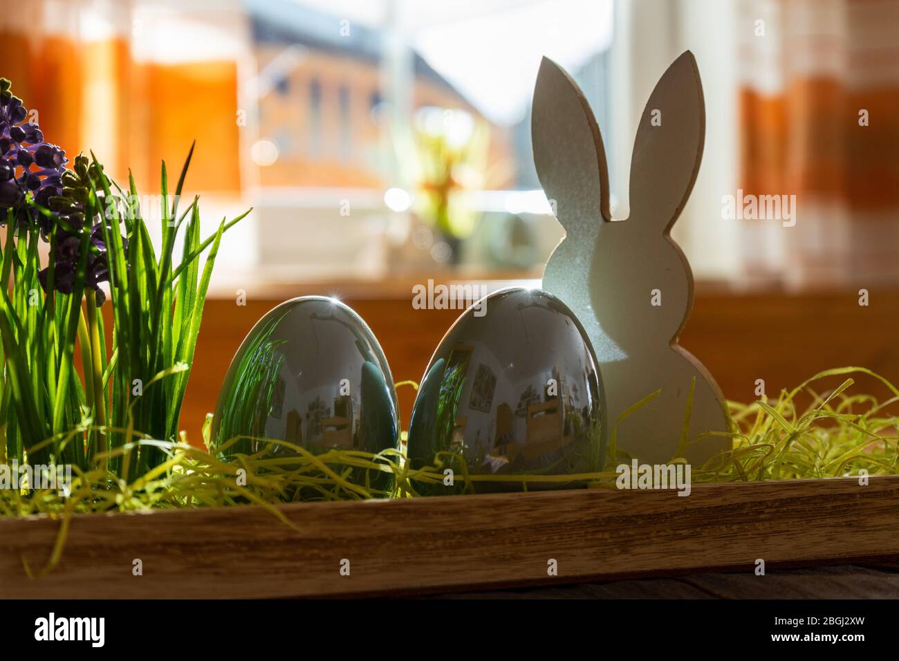 Osterdekoration auf einem Tisch 2020. Niederbayern. Deutschland. Stockfoto