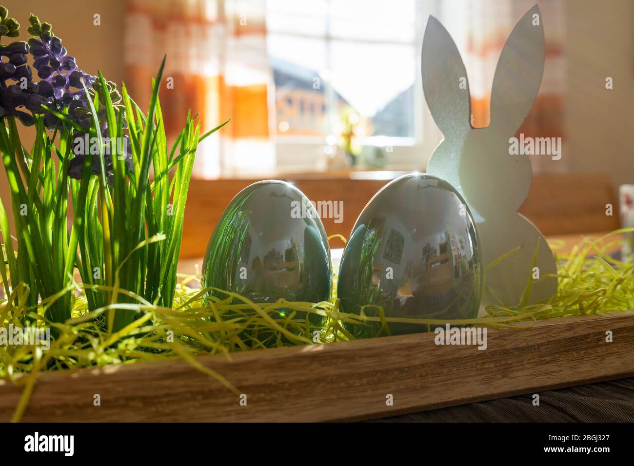 Osterdekoration auf einem Tisch 2020. Niederbayern. Deutschland. Stockfoto