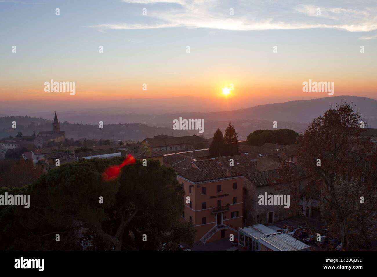 PERUGIA, ITALIEN - 9. DEZEMBER 2016: Sonnenuntergang durch umbrische Hügel von Perugia Stadt Stockfoto