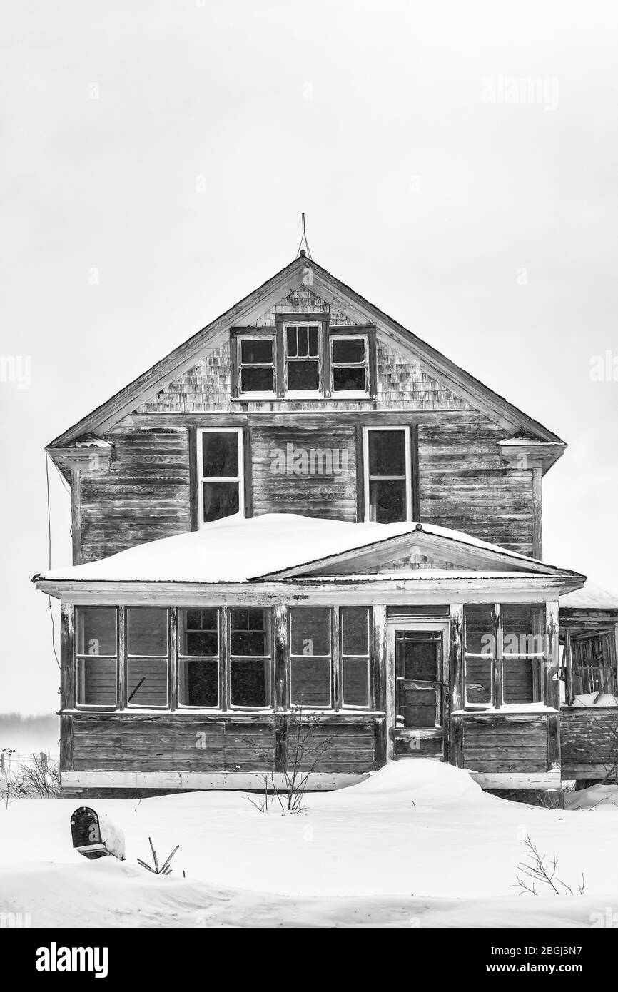 Altes und verlassenes Bauernhaus, wahrscheinlich verlassen, in der östlichen Upper Peninsula, Michigan, USA [Keine Eigentumsfreigabe; zur redaktionellen Lizenzierung o Stockfoto