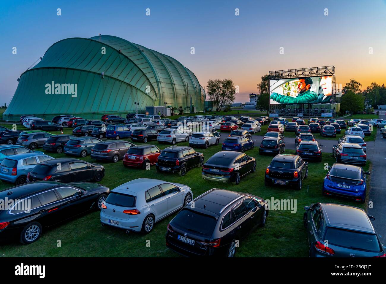 Drive-in Kino am Flughafen Essen/Mülheim, 'Motor Movies', temporäre Filmvorführung, im Luftschiffhangar der WDL, Veranstaltung nach Kontakt-System Stockfoto