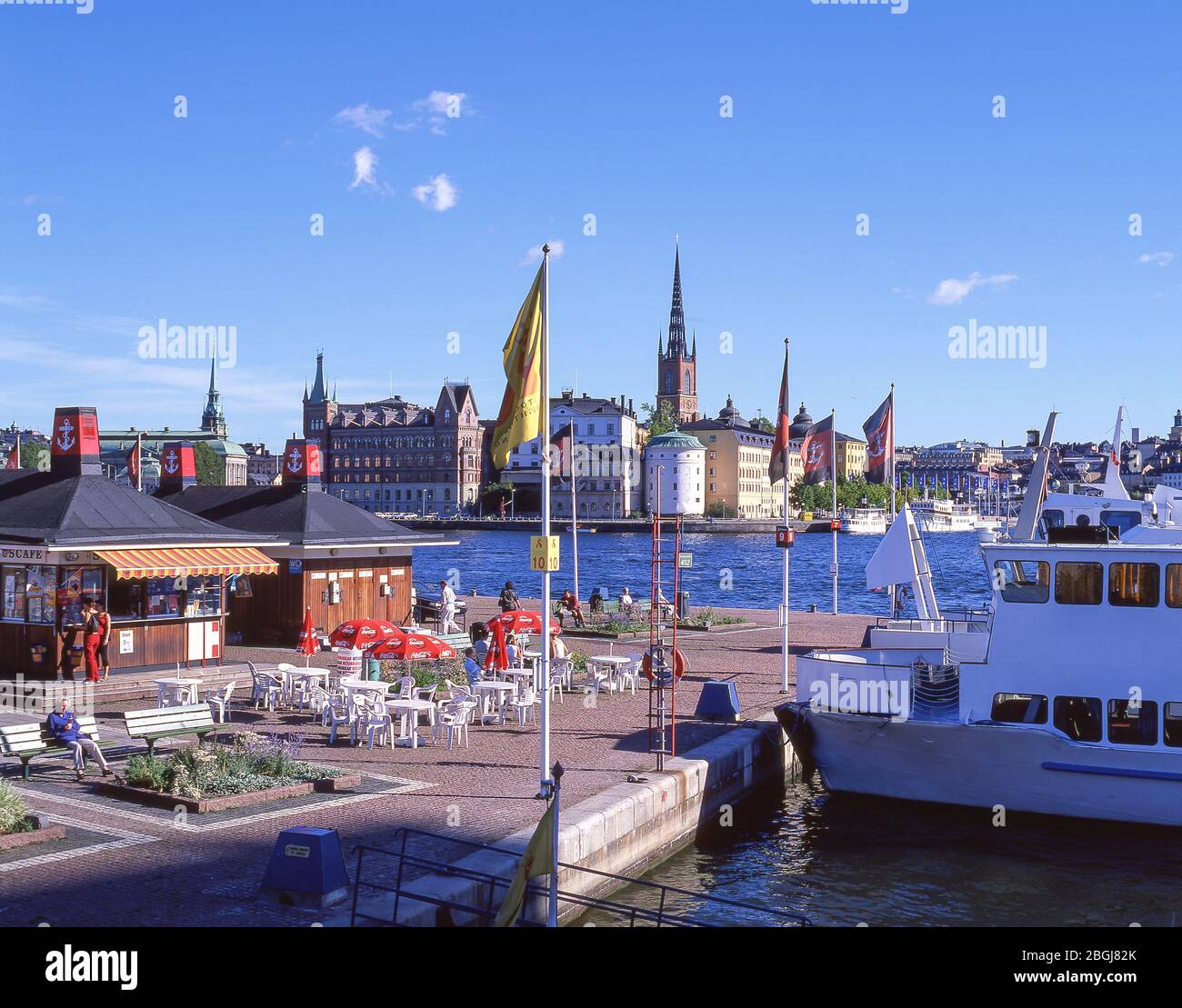 Blick über den Hafen nach Gamla Stan (Altstadt), Stadsholmen, Stockholm, Königreich Schweden Stockfoto