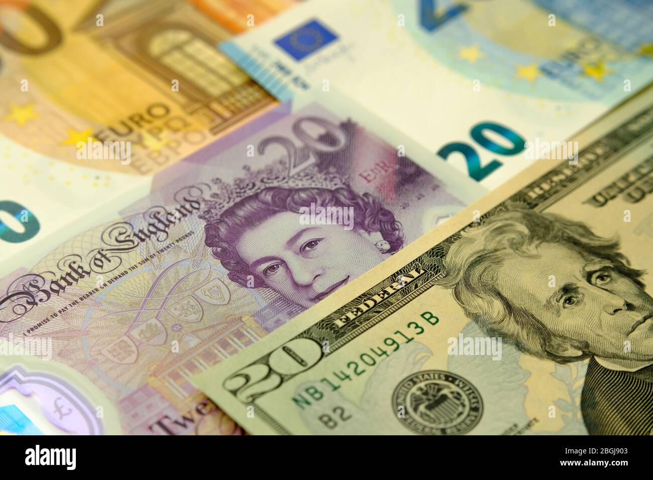 Pfund, Dollar und Euro übereinander gelegt. Finanzkonzept Foto für die Börse, Banken, internationalen Handel, Weltwirtschaft. Stockfoto