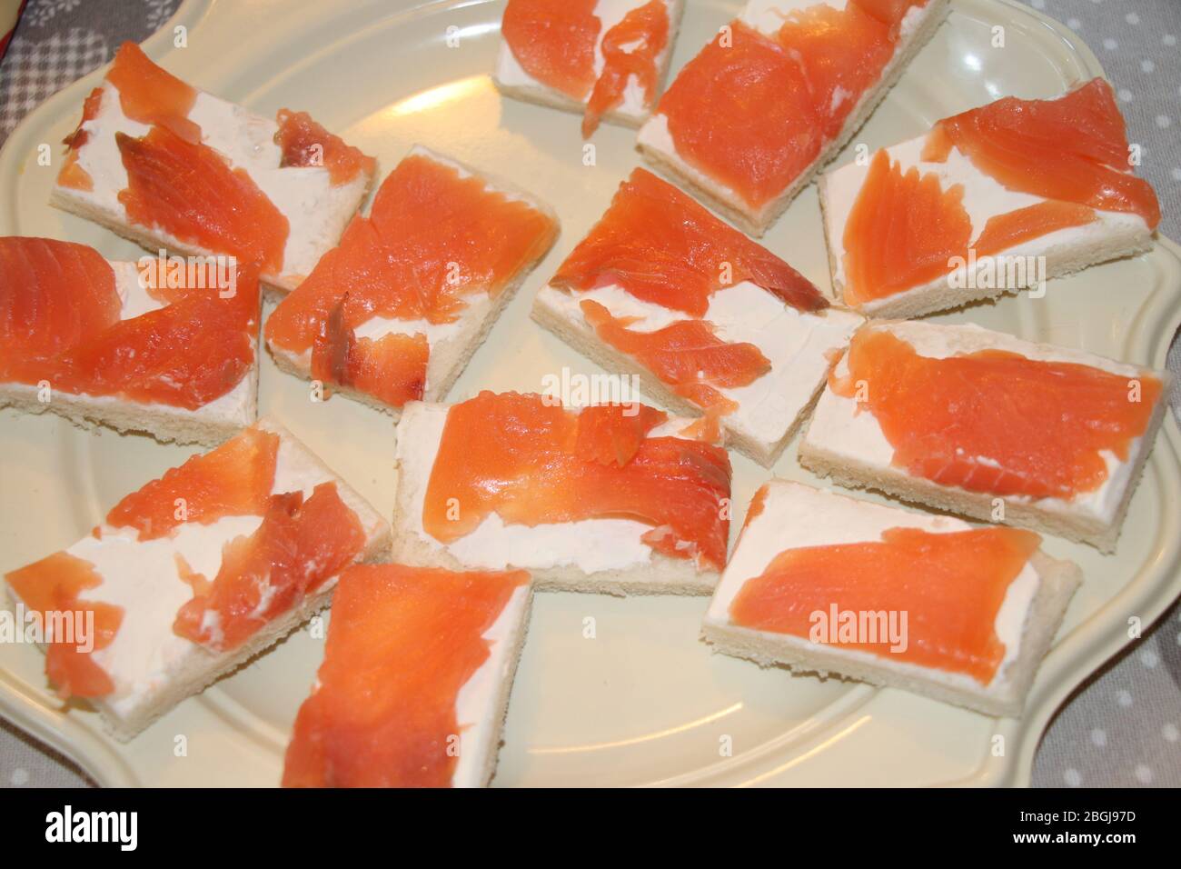 Norwegische Lachs-Kanapees mit Frischkäse Stockfoto