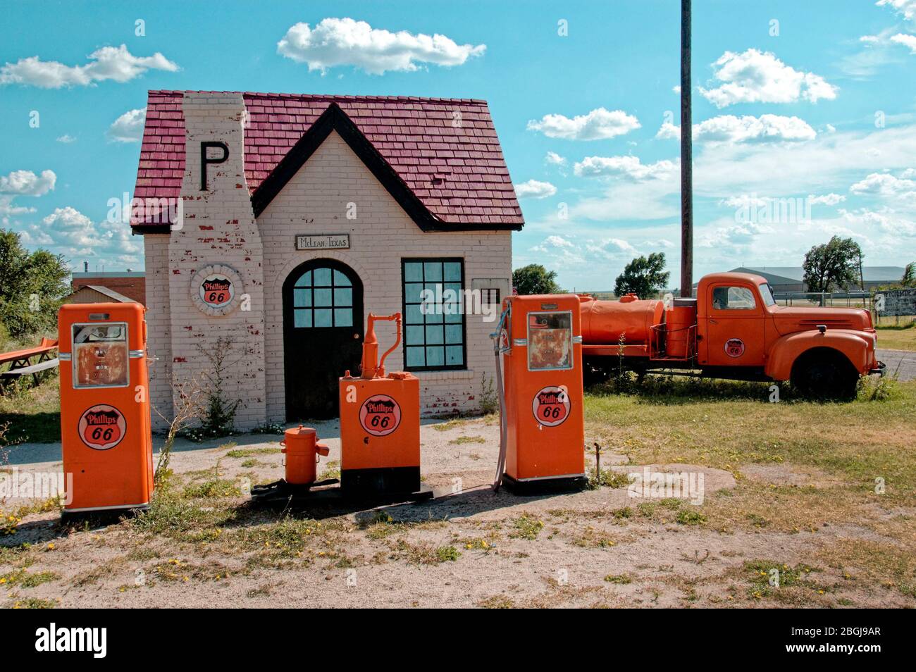 Alte Route 66 eine der ersten nationalen Autobahnen, die von Chicago nach Los Angeles führen. Kleine Städte wie McLean, Texas, waren Orte, um Gas zu nehmen und die Nacht zu verbringen. Heute ist die alte Straße durch die Interstate 40 ersetzt worden und Reisende nolonger müssen anhalten. Es ist jetzt einfach als Teil der Geschichte erhalten. Stockfoto