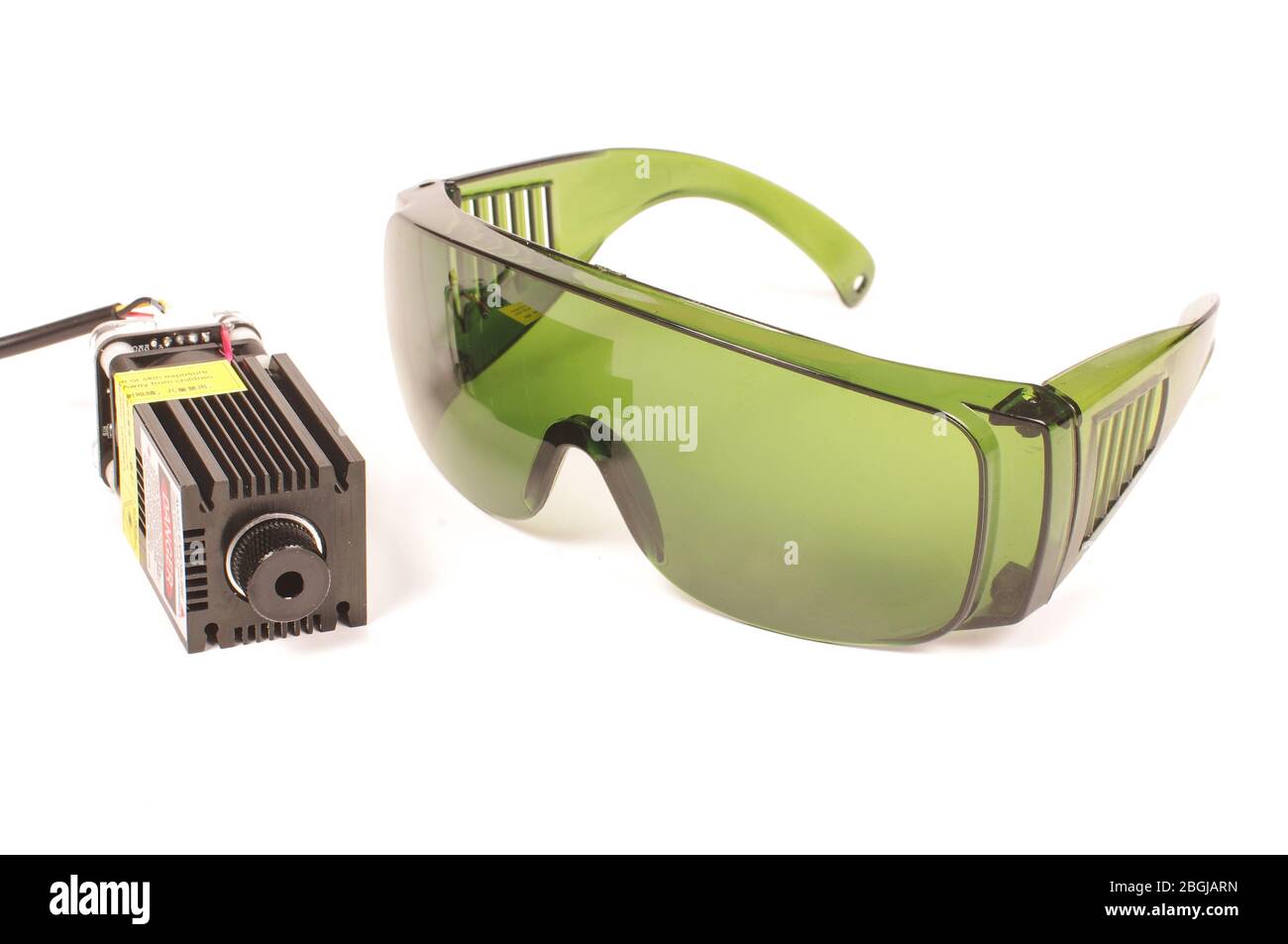 Grüne Sicherheitsbrille zum Schutz vor Laserstrahlung und Hochleistungslaser auf weißem Hintergrund isoliert Stockfoto
