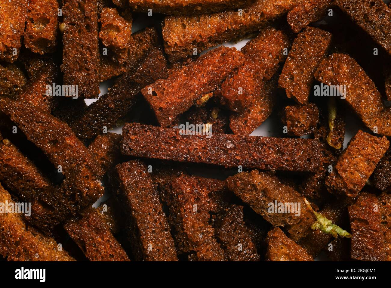 Salzige Croutons von braunem Brot mit Knoblauch und Salz. Gebratene Croutons in der Nähe. Biernack Stockfoto