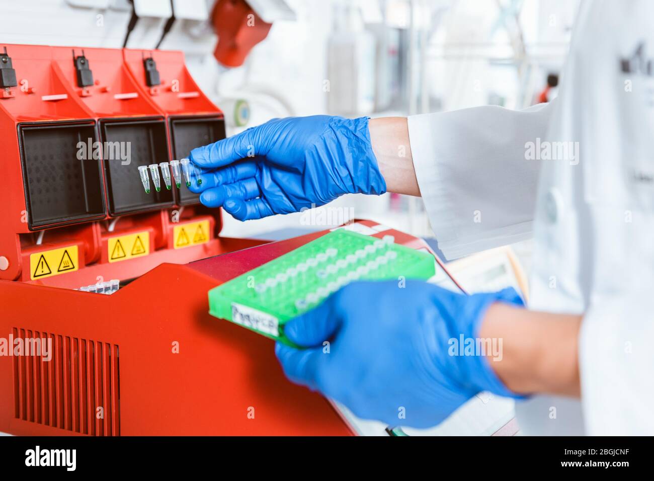 Rote medizinische Maschine für Experimente Stockfoto