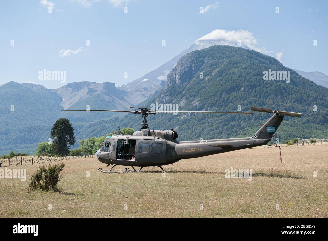 Junín de los Andes, Argentinien - 14. Januar 2014: Hubschrauber der argentinischen Armee nach den Brandkämpfen in der Nähe des Vulkans Lanin Stockfoto