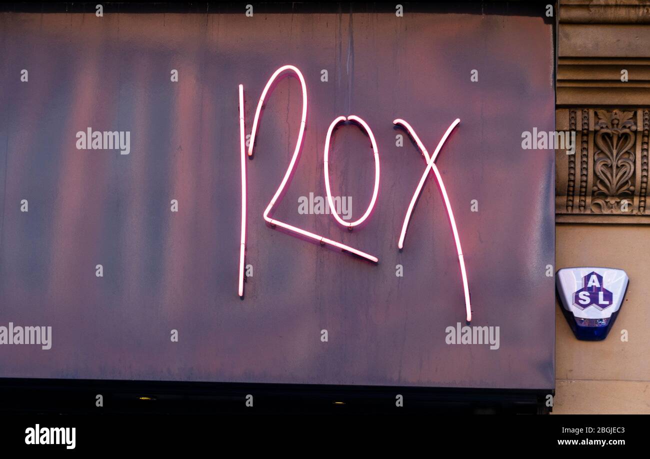 Schild über den Eingang zur Rox Restaurant Bar in Liverpool Stockfoto