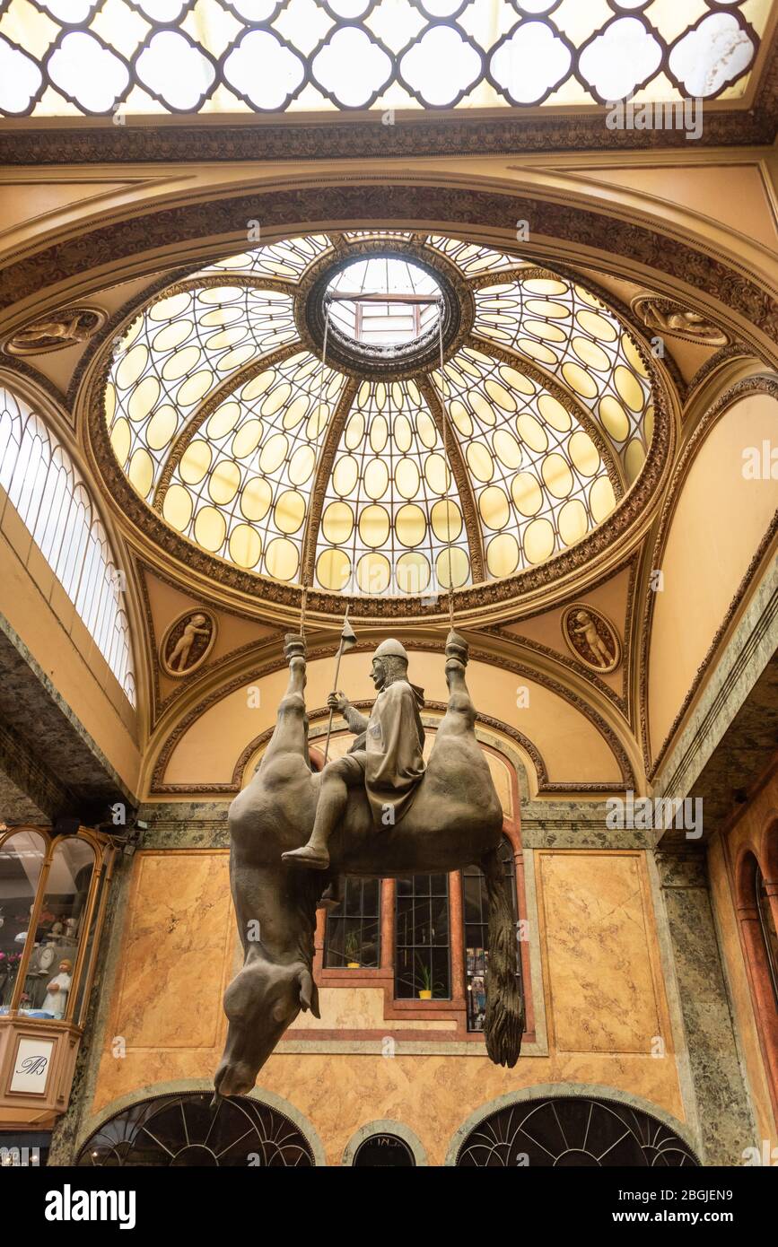 Statue des Königs Wenzel reitet auf einem umgekehrten toten Pferd, das von der Decke des Jugendstil-Lucerna-Palastes in Prag hängt. Erstellt von Prager Künstler Stockfoto