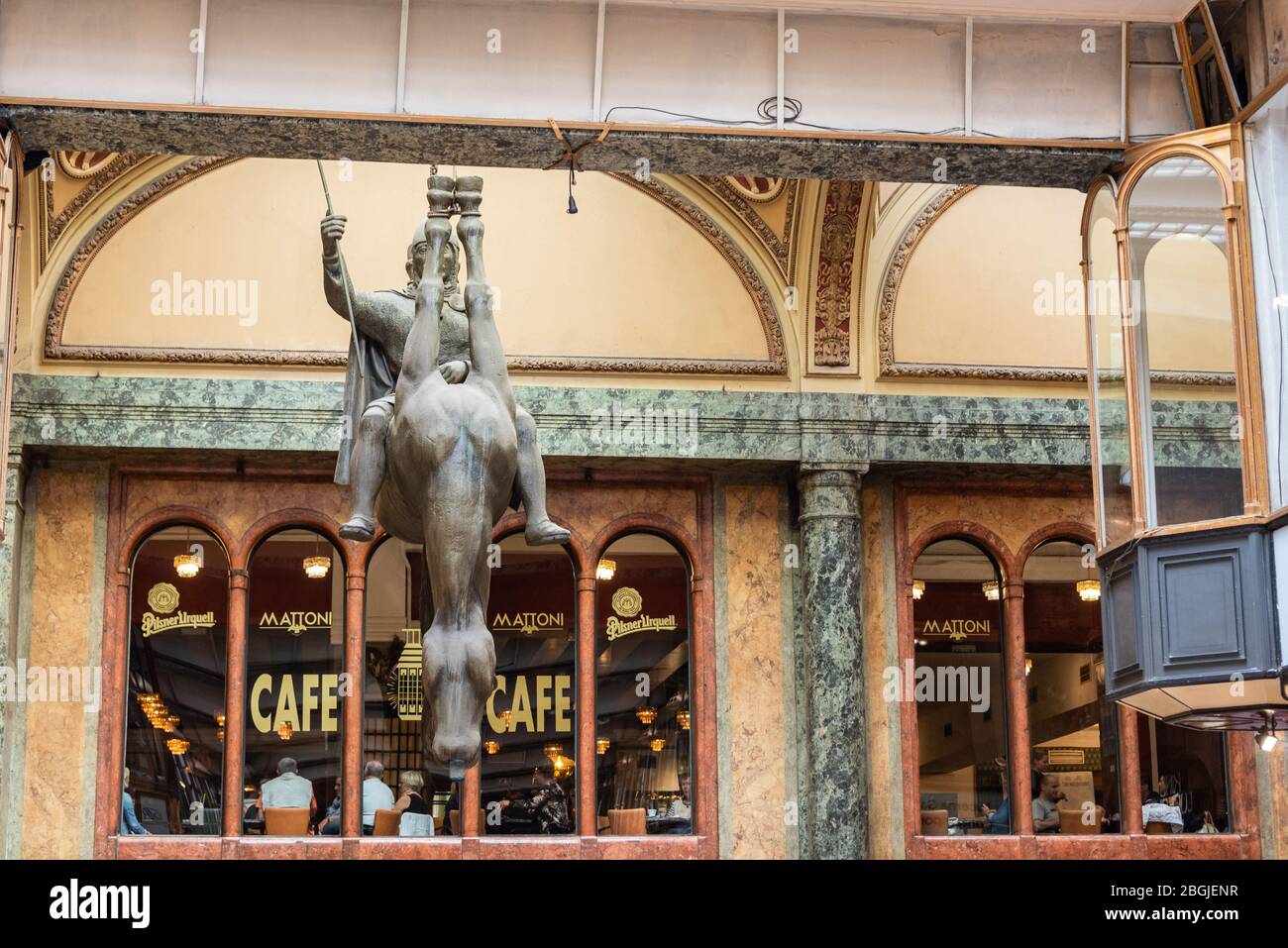 Statue des Königs Wenzel reitet auf einem umgekehrten toten Pferd, das von der Decke des Jugendstil-Lucerna-Palastes in Prag hängt. Erstellt von Prager Künstler Stockfoto