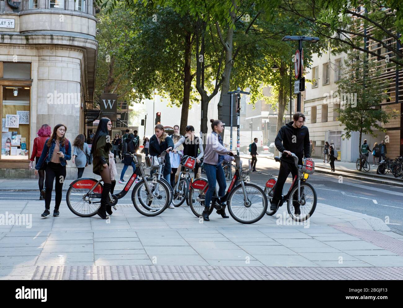 Gruppe junger Radsportler auf Santander-Rädern auf dem Bürgersteig in Bloomsbury Central London Stockfoto