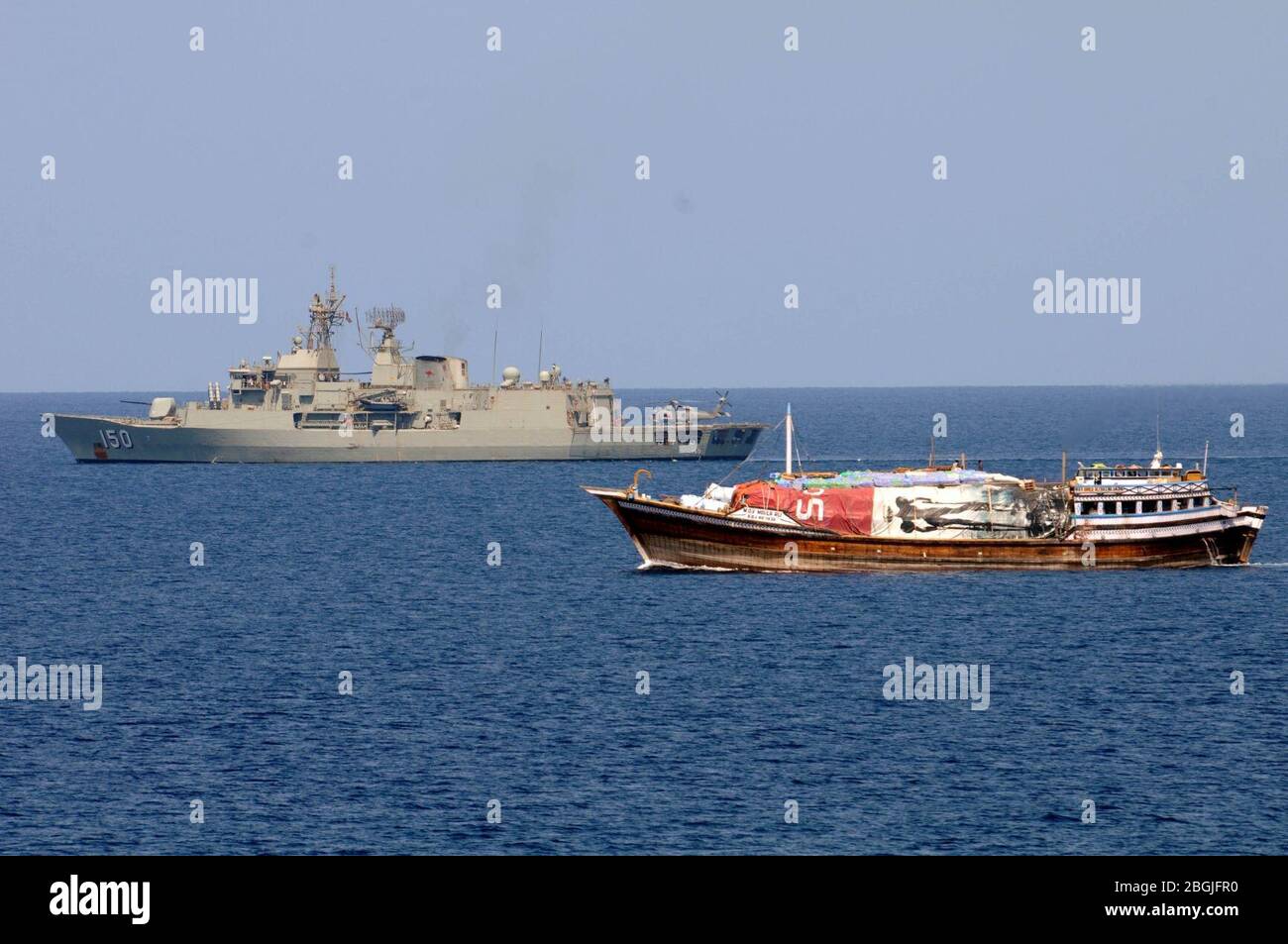HMAS Anzac neben einer Dhow im Oktober 2012. Stockfoto HMAS Anzac neben einer Dhow im Oktober 2012. Stockfoto