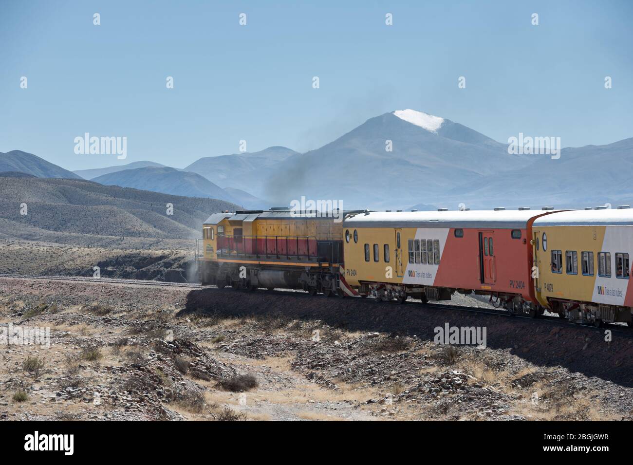 San Antonio de los Cobres, Salta, Argentinien - August 31 2012: Blick auf die Lokomotive und Wagen der tren a las nubes und die Landschaft des Hochs Stockfoto