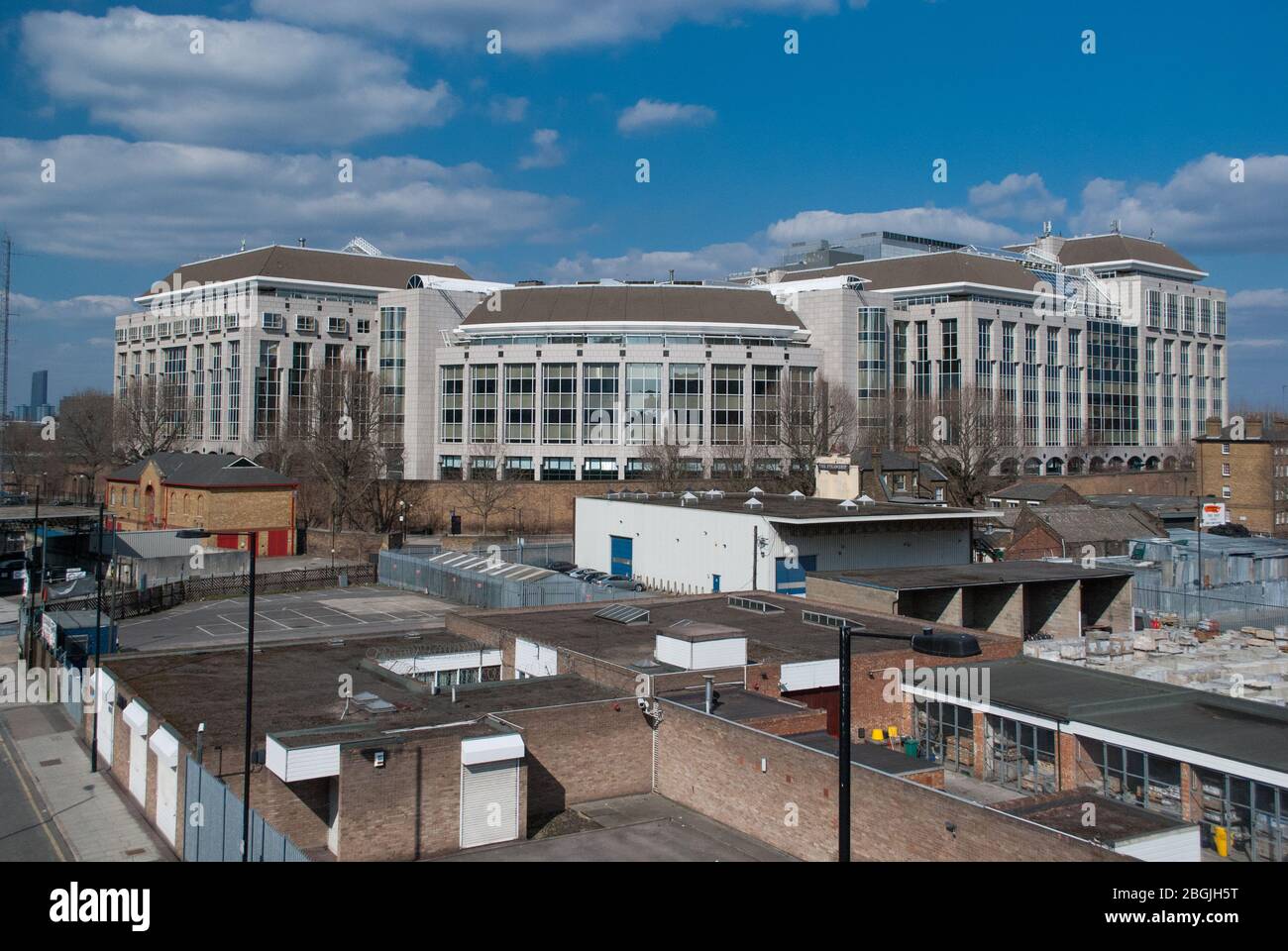 Neunziger modernistisches Gebäude Steinglasfassade Elevation Mulberry Place, 5 Clove Crescent, London E14 von Sten Samuelson Stockfoto