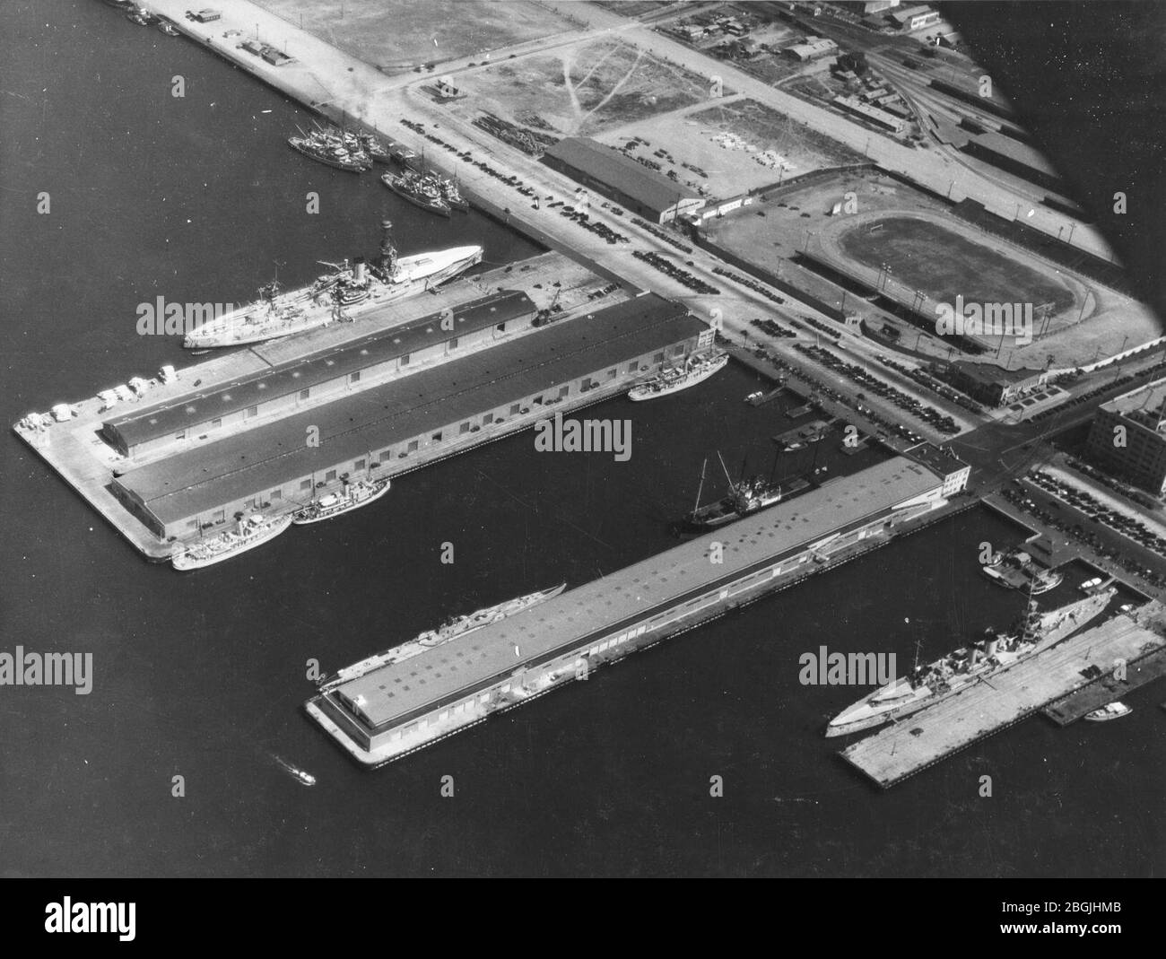 HMS Delhi (D47), USS Arkansas (BB-33) und USS Nautilus (SS-168) in San Diego am 26. September 1932. Stockfoto