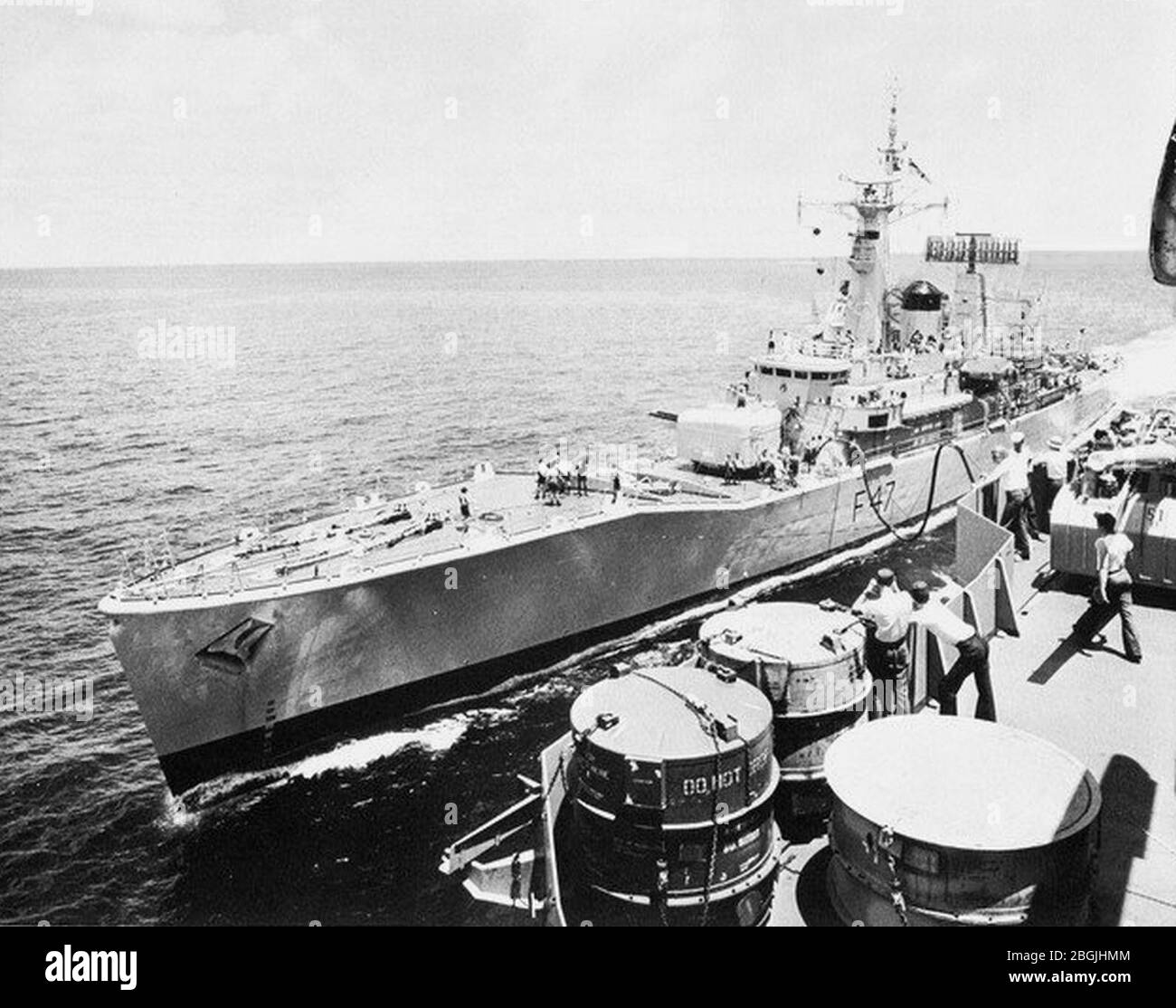 HMS Danae (F47) Betankung von USS Kearsarge (CVS-33) 1969. Stockfoto