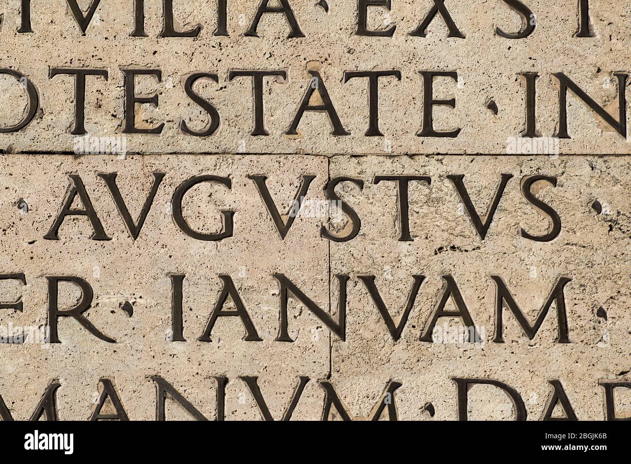 Lateinische alte Sprache. Inschrift aus dem berühmten Res Gestae (1. Jh. n. Chr.), in der Mitte das Wort Augustus Stockfoto