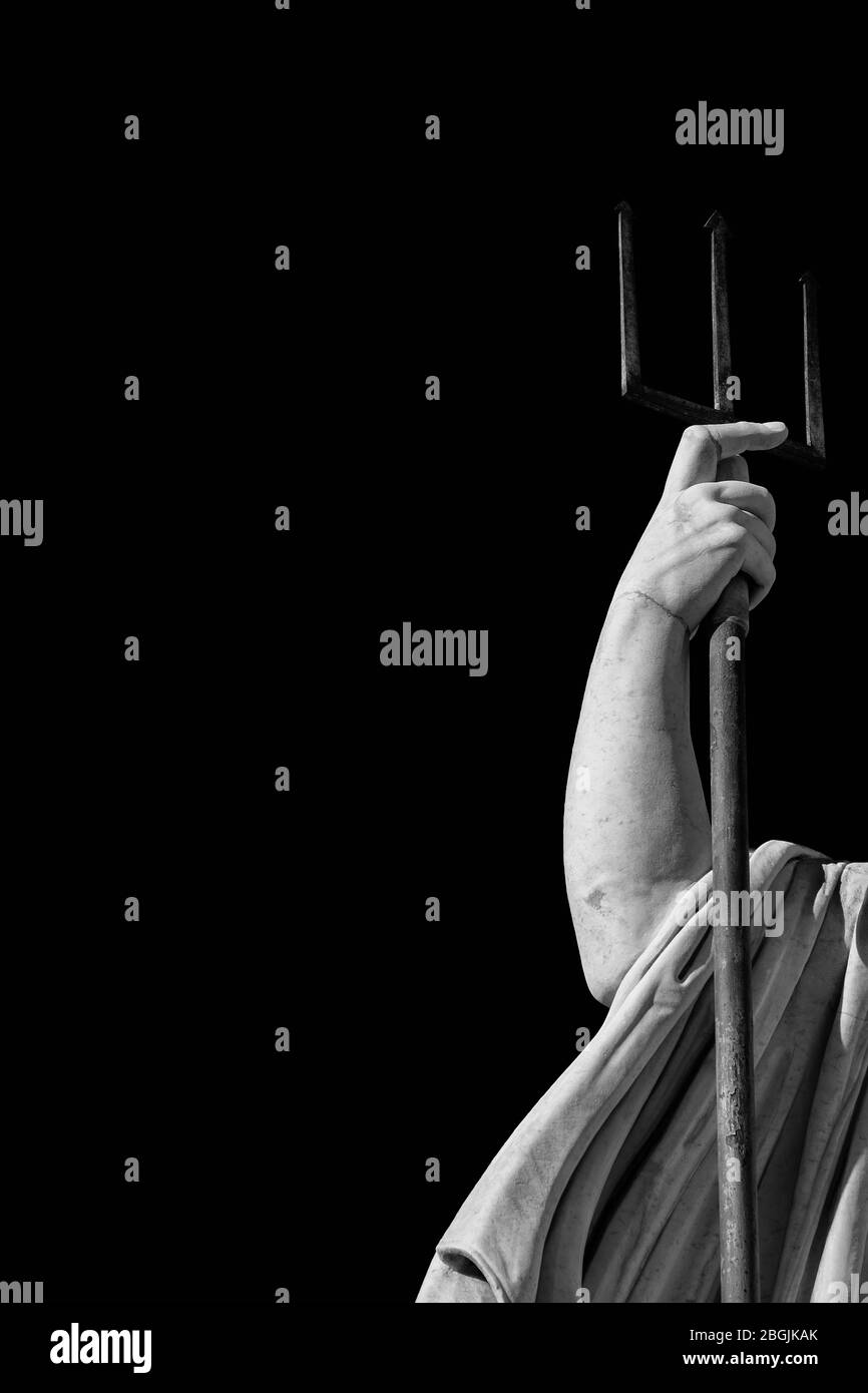 Neptun Gott des Meeres Trident und Marine Power Konzept. Marmorstatue, die 1823 auf dem Volksplatz in Rom errichtet wurde (Schwarz-Weiß mit Kopierraum) Stockfoto