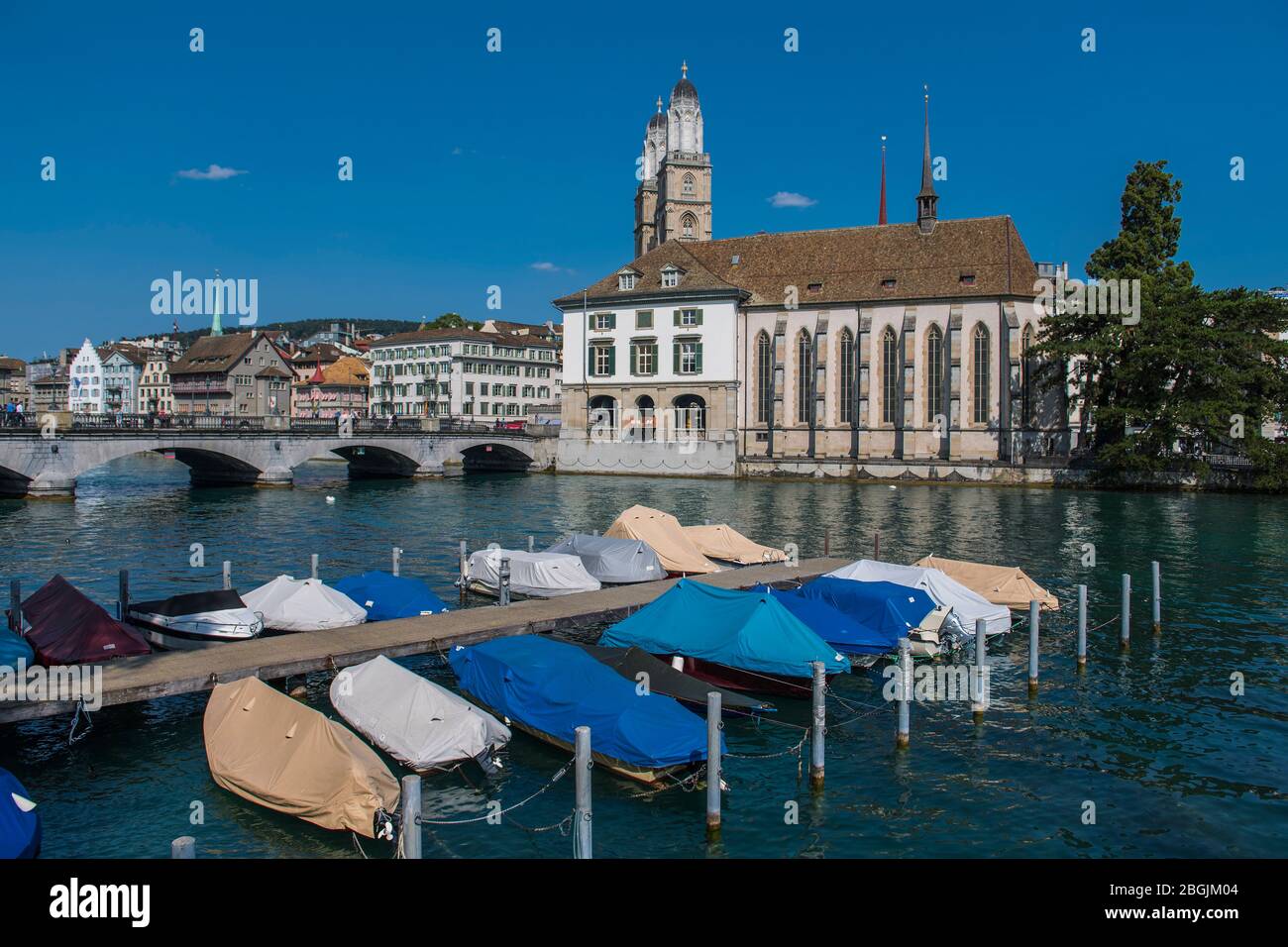 Boote parken am Pier am Vierwaldstättersee / Schweiz Stockfoto