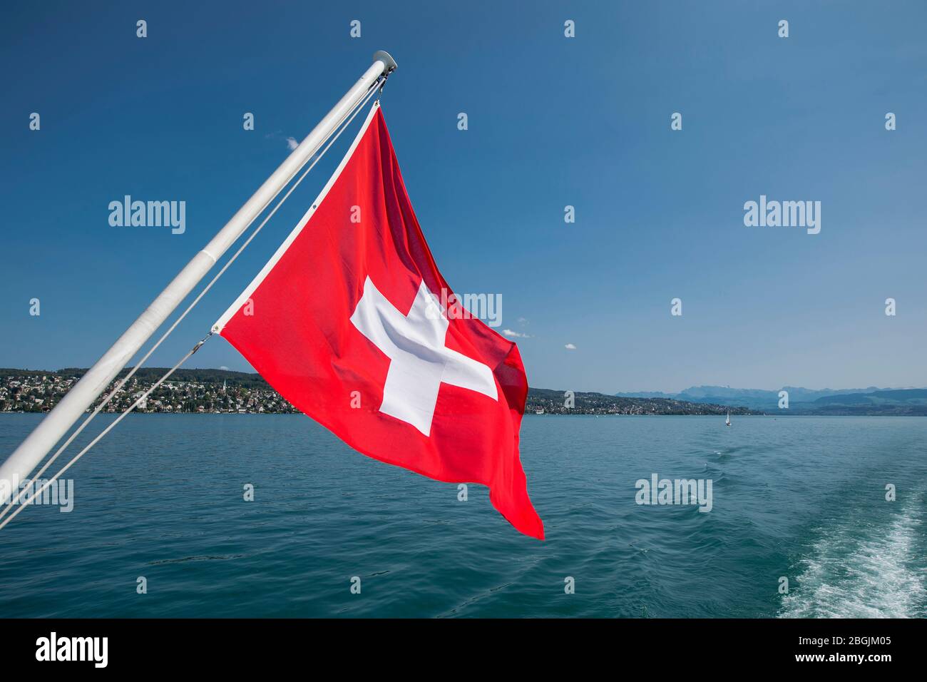 Schweizer Flagge auf der Rückseite eines Bootes auf dem Zürichsee Stockfoto