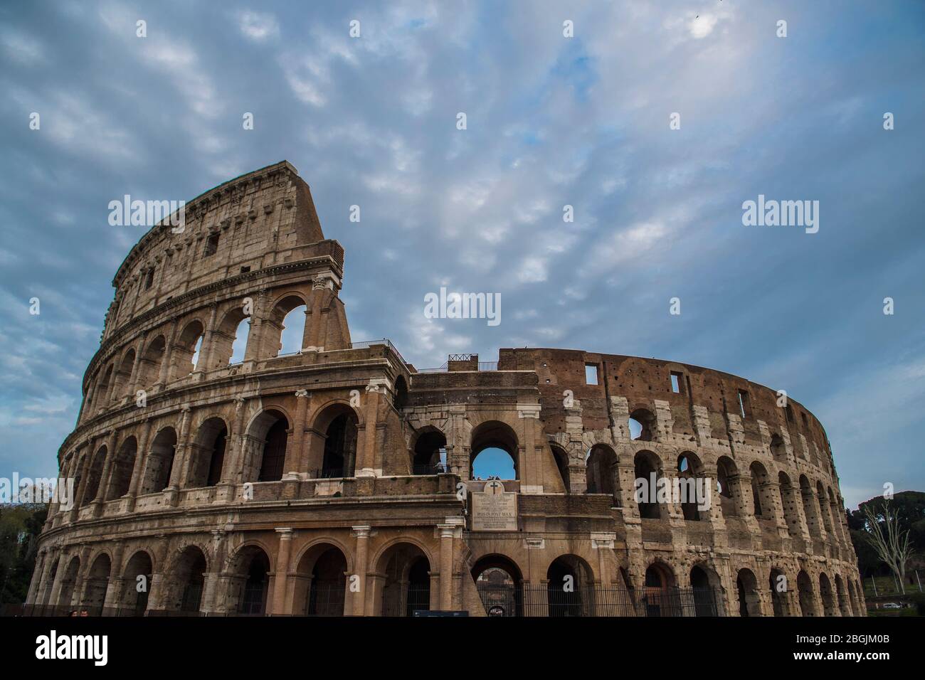 Weitwinkelaufnahme des Kolosseums in Rom / Italien Stockfoto