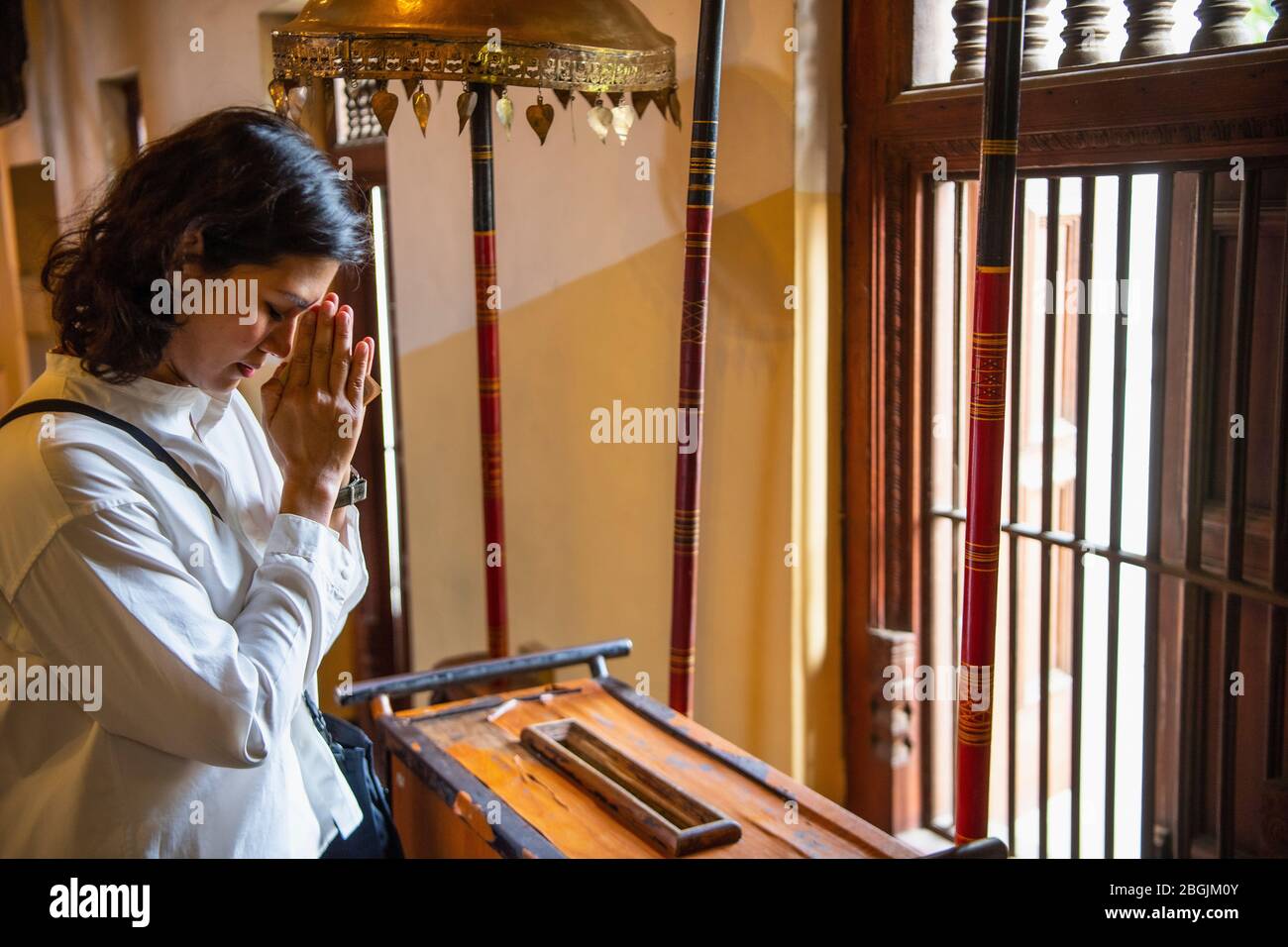 buddhistischer Verehrer spendet im Tempel der heiligen Zahnreliquie Stockfoto