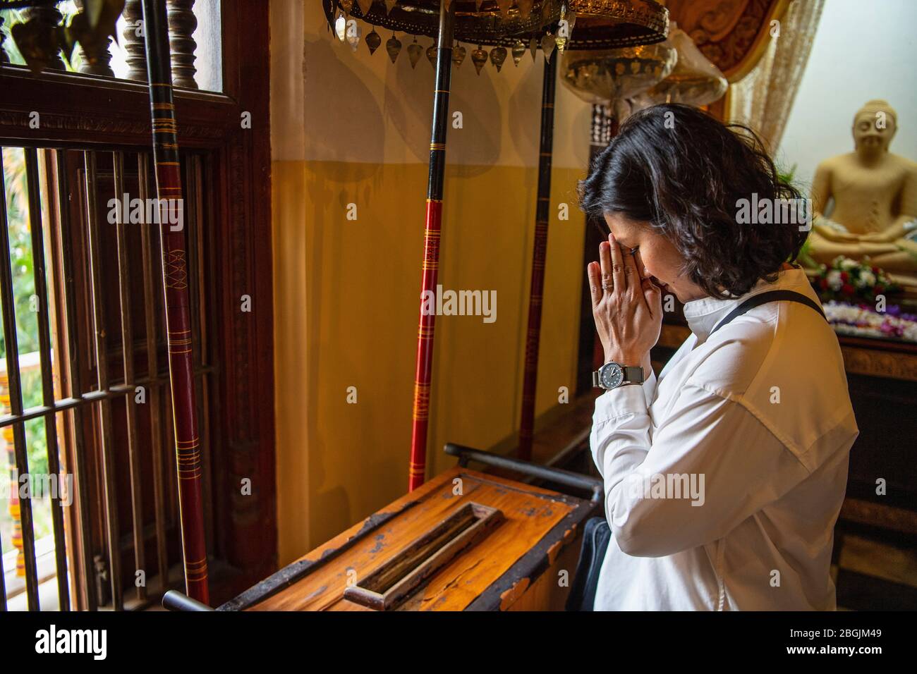buddhistischer Verehrer spendet im Tempel der heiligen Zahnreliquie Stockfoto