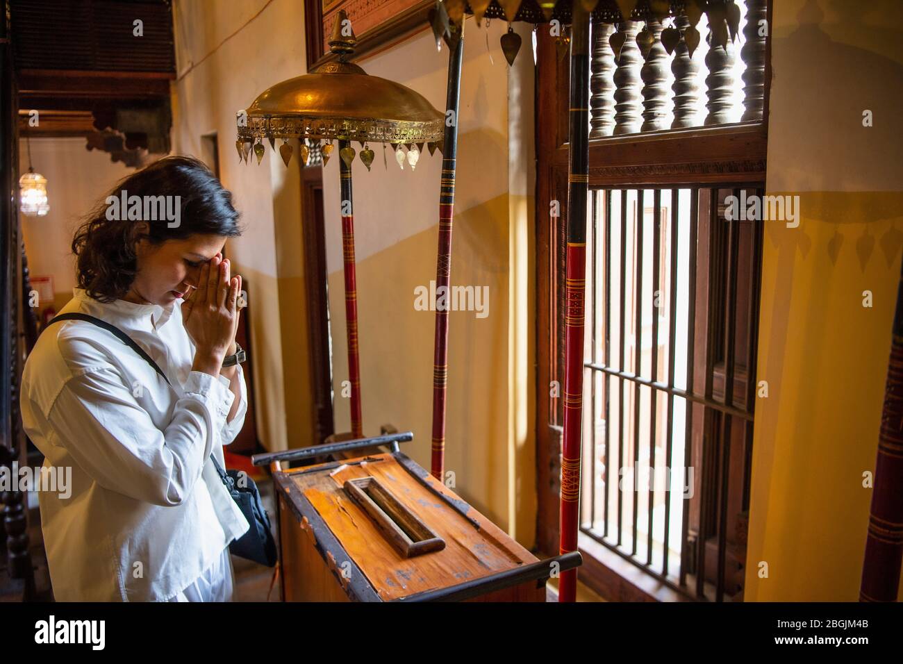 buddhistischer Verehrer spendet im Tempel der heiligen Zahnreliquie Stockfoto