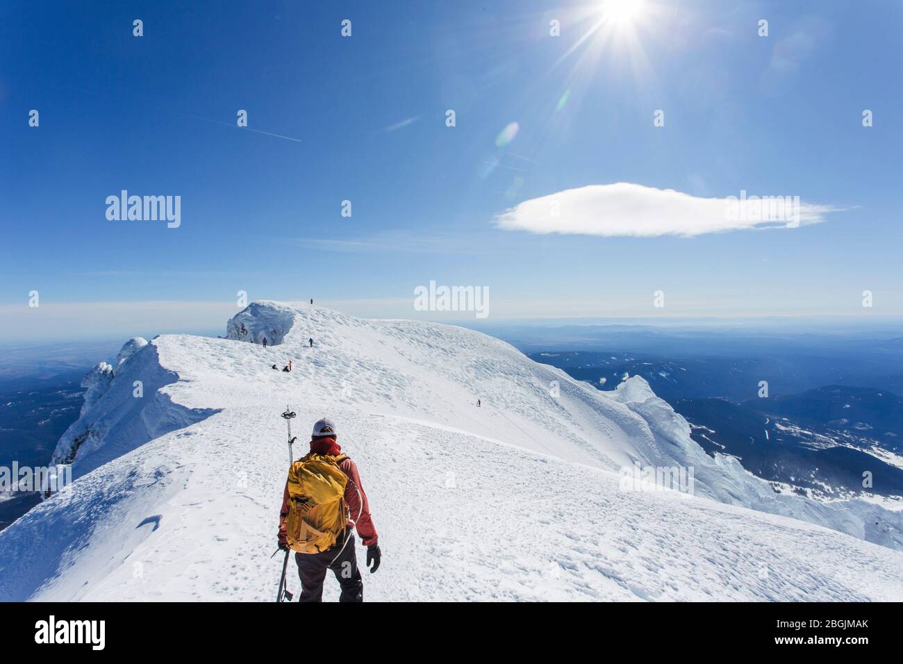 Ein Mann klettert auf den Gipfel des Mt. Haube in Oregon. Stockfoto