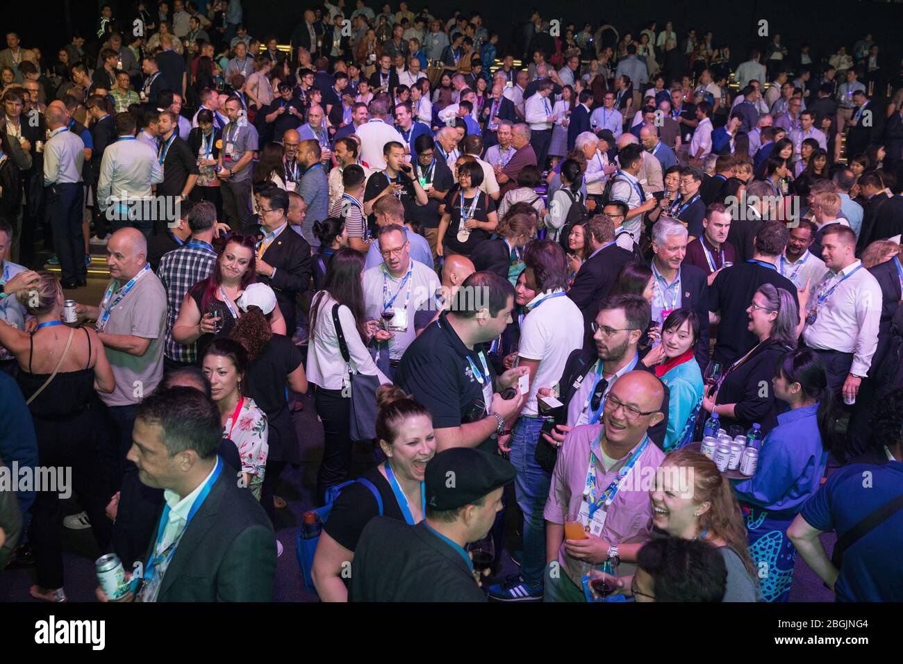 Convention-Besucher versammeln sich während einer Veranstaltung in Shanghai zu einem Empfang Stockfoto