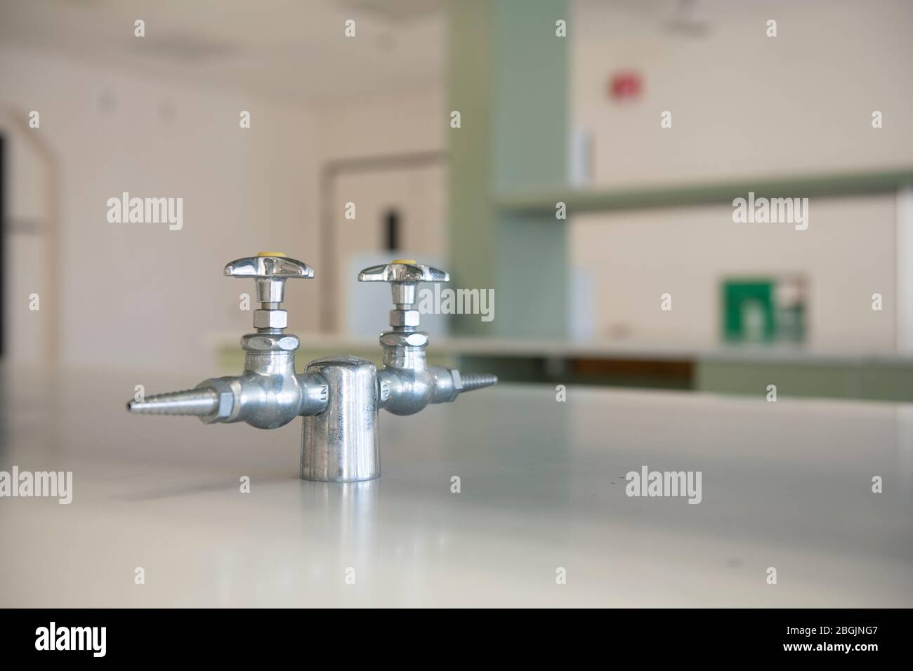Nahaufnahme von Chromgashähnen in einem leeren Biotech-Science-Labor Stockfoto