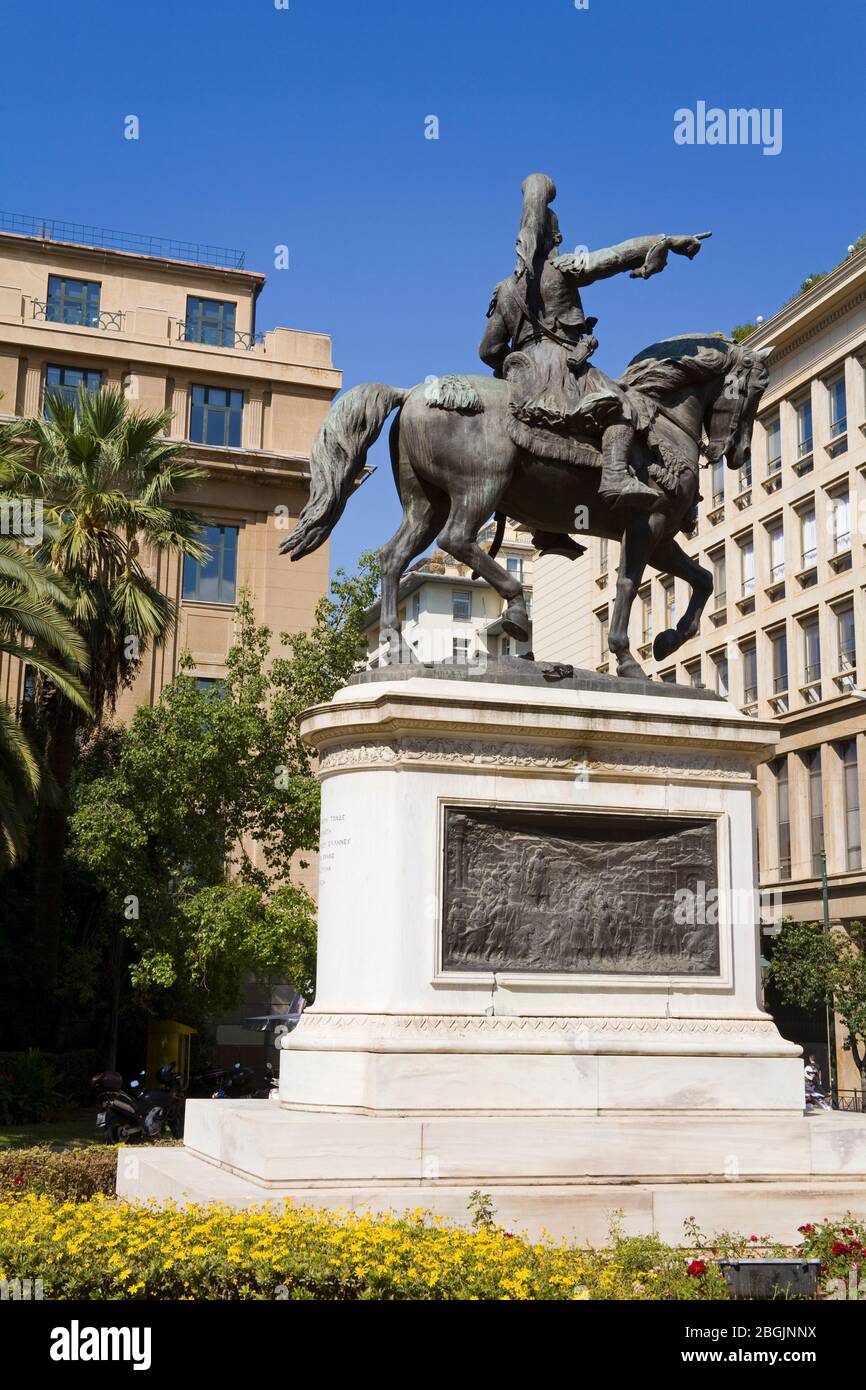 Statue vor dem nationalen historischen Museum in Kolokotroni Square, Athen, Griechenland, Europa Stockfoto