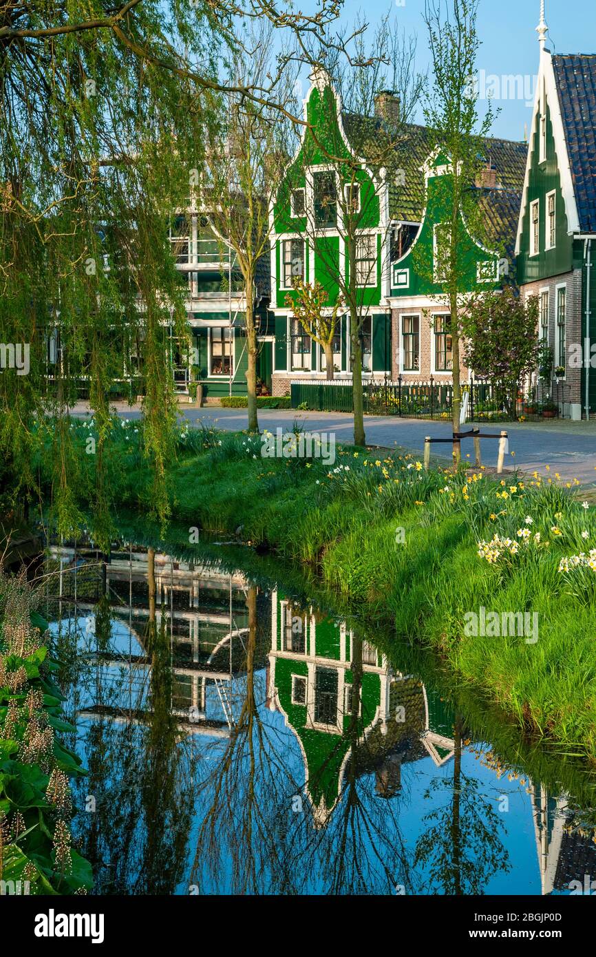 Gebäude, die auf Bach reflektiert werden, Zaannse Schans Freilichtmuseum, Niederlande Stockfoto