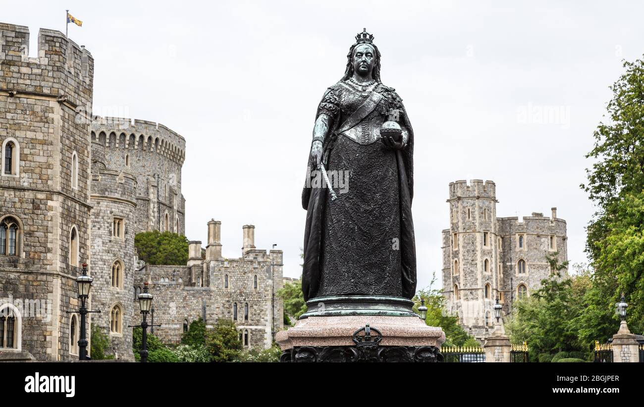 Windsor Castle, eine Statue der Königin Victoria, die mit einem Reichsapfel und einem Zepter nach vorne zeigt. Stockfoto