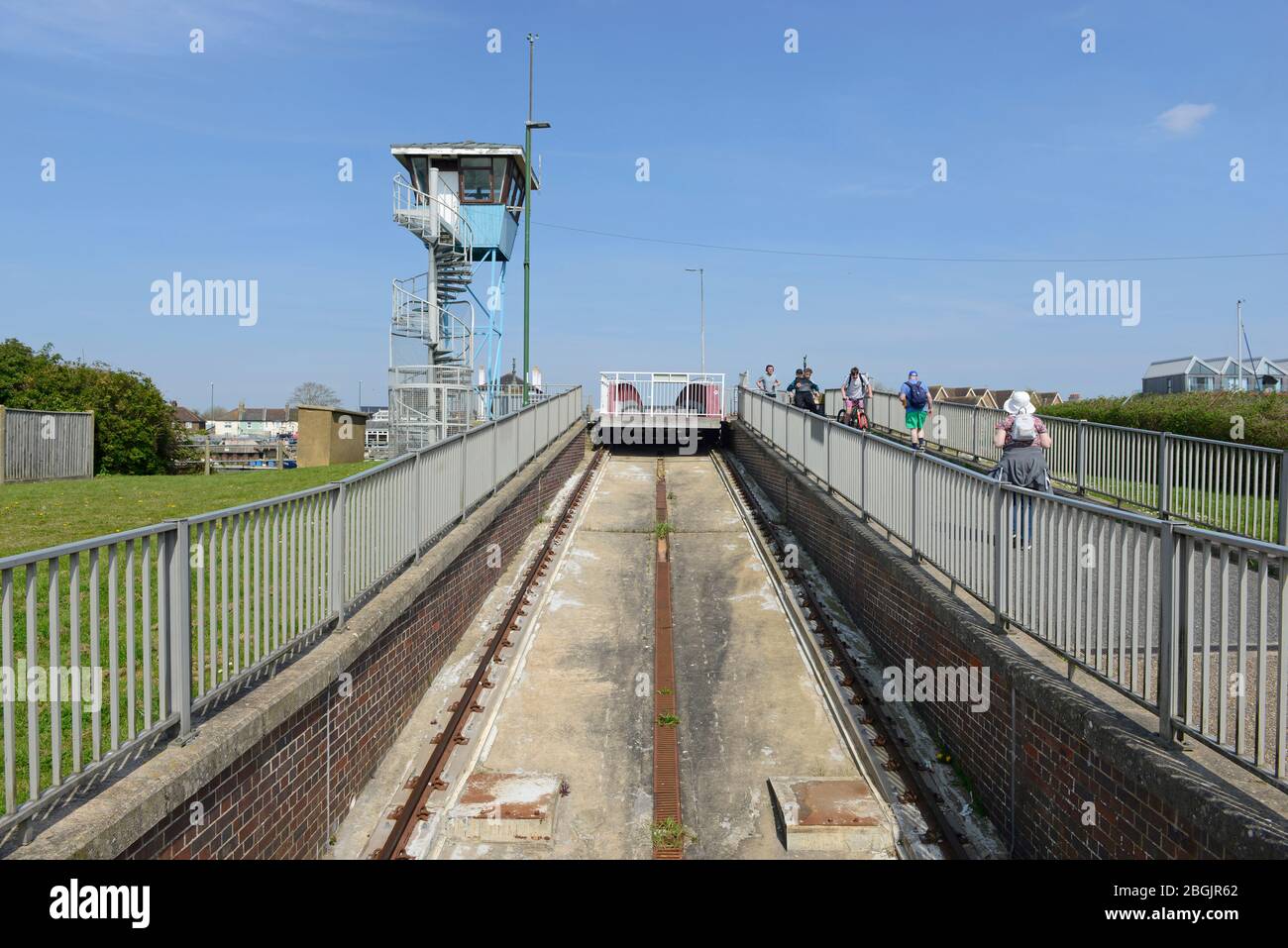 Die versenkbare Fußgängerbrücke in Littlehampton, West Sussex, Großbritannien, ermöglicht den Schiffen den Zugang zum nördlichen Hafen und den Auslauf des Flusses Arun im Hintergrund. Stockfoto