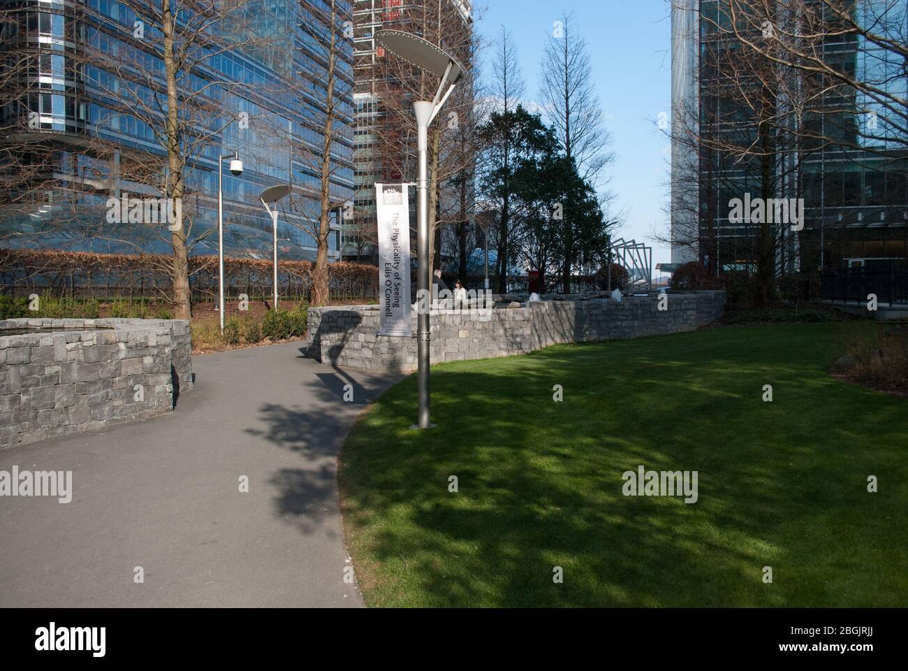 Rahmen Hoops Skulpturenschlaufen Jubilee Park Bank St, Canary Wharf, London E14 5JP Stockfoto