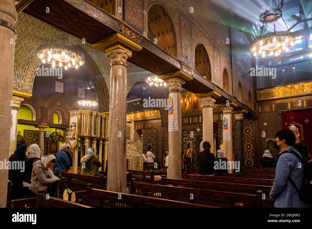 Innenansicht der koptisch-orthodoxen Kirche der Heiligen Jungfrau Maria, auch bekannt als die Hängende Kirche, Kom Ghorab, Alt-Kairo, Ägypten. Stockfoto