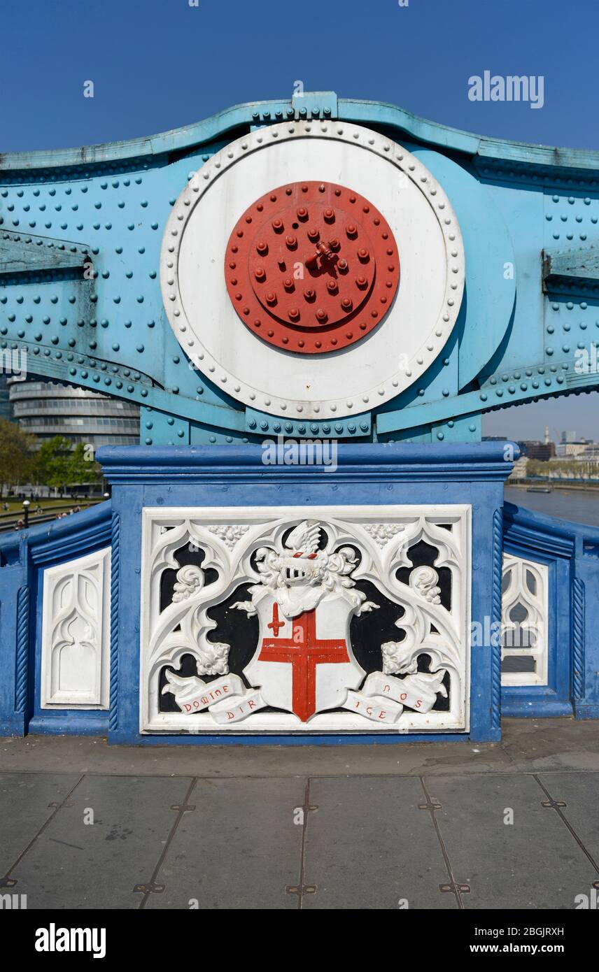 Die zentrale Verbindung auf der Tower Bridge, London, Großbritannien Stockfoto