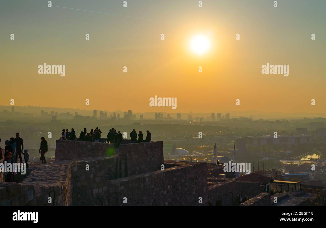 Ankara/Turkey-February 02 2019: Stadtbild Blick von der Burg von Ankara in den Sonnenuntergang und Personen, die an der Spitze der Burg Stockfoto