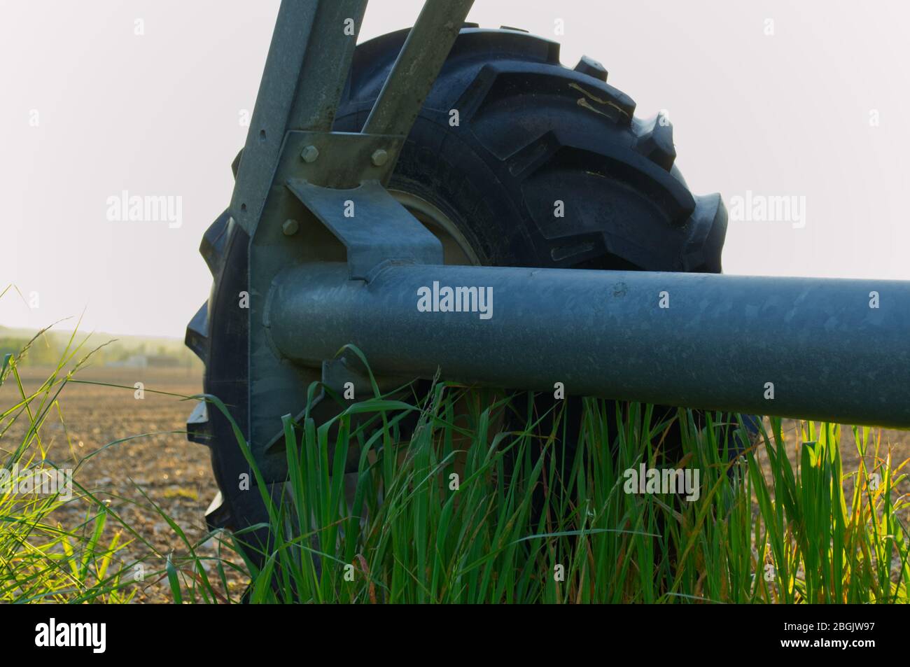 Bewässerungssystem mit Raddrehpunkt in Lot-et-Garonne, Frankreich Stockfoto