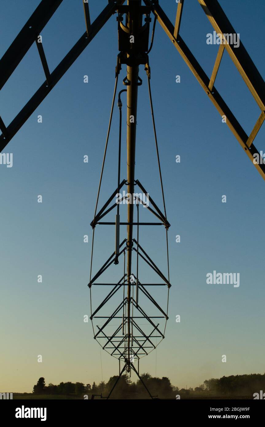 Bewässerungssystem mit Mitteldrehpunkt in Lot-et-Garonne, Frankreich Stockfoto