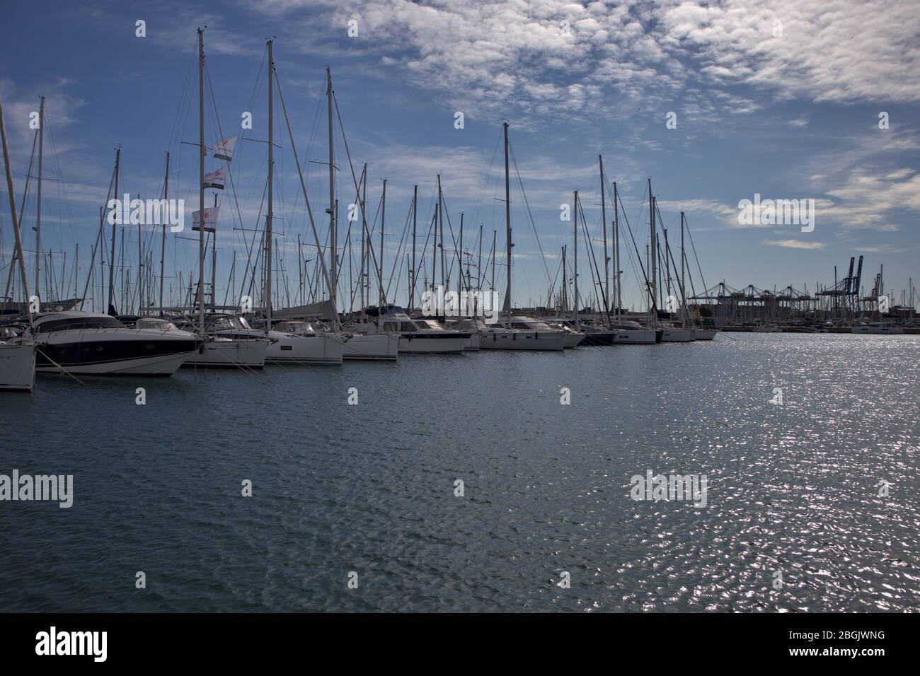 November 2019. Valencia, Spanien. Bild von einigen Vergnügungsbooten im Hafen von Valencia Stockfoto