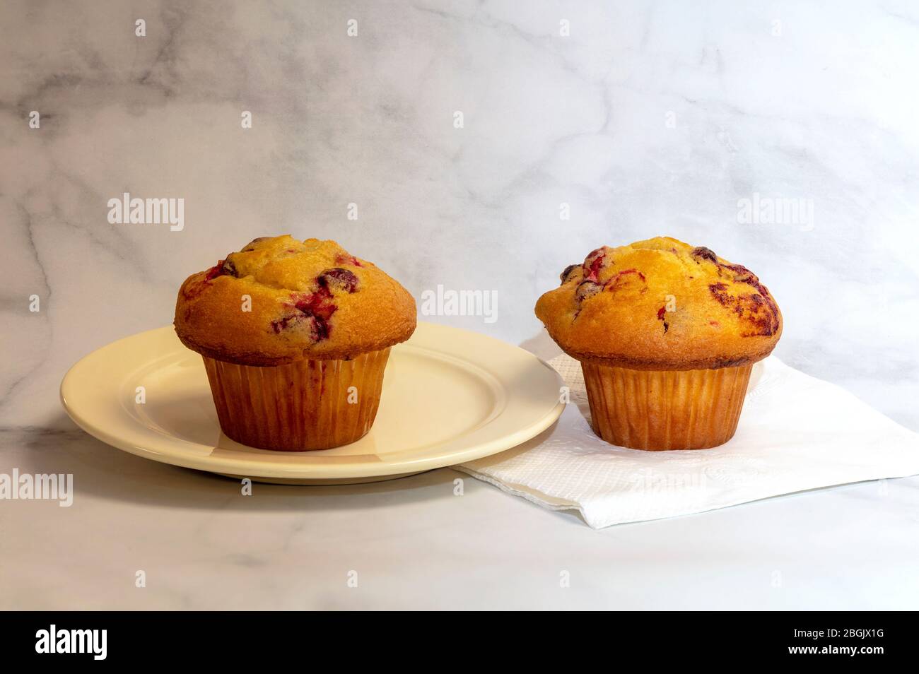 Moosbeere-Orange Muffin, von James D Coppinger/Dembinsky Photo Assoc Stockfoto